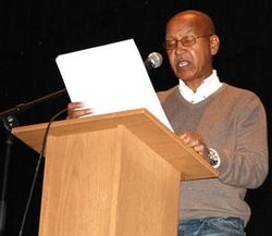 فرح يتكلم في المدرسة الثانوية الجنوبية في منياپوليس in 2010.