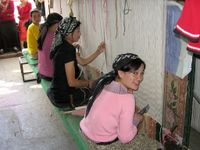 Uyghur carpet makers في خوتان