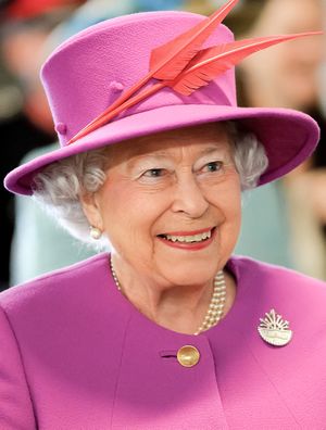الملكة إليزابيث مبتسمة.