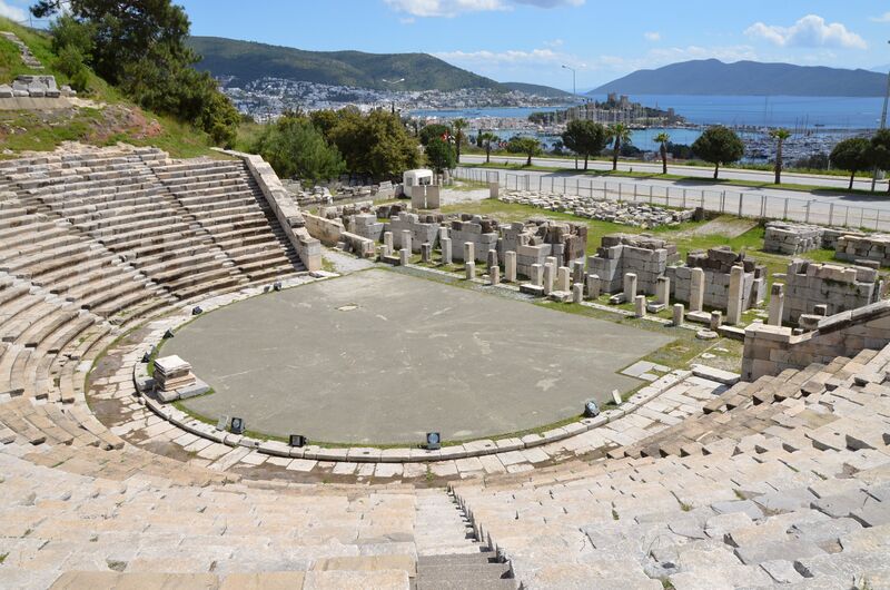 ملف:The theatre of ancient Halicarnassus, built in the 4th century BC during the reign of King Mausolos and enlarged in the 2nd century AD, the original capacity of the theatre was 10,000, Bodrum, Turkey (16456817694).jpg