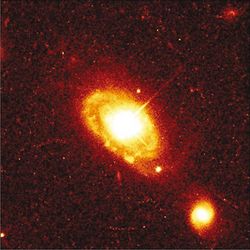مقارنة للكازاز 251 + PG x0052 مع مجرة (أعلى منه) من صورة راديوية حقيقية.jpg