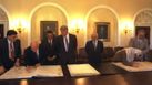 رابين وعرفات يوقعان الخرائط قبل حفل توقيع اتفاقية أوسلو-2 في البيت الأبيض، بينما يقف الرئيس الأمريكي بيل كلنتون والرئيس المصري حسني مبارك والملك الأردني حسين بن طلال خلفهما، في 28 سبتمبر 1995.