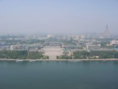 0322 Pyongyang Turm der Juche Idee Aussicht.jpg