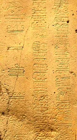 Detalle que muestra tres columnas de símbolos de la Estela 1 de La Mojarra.
