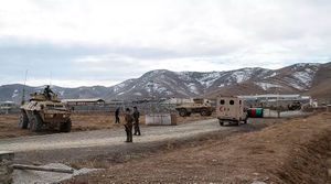 قوات أمن أفغانية في موقع انفجار سيارة مفخخة بمدينة غزنة، 29 نوفمبر 2020.JPG