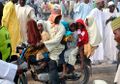 أب يحمل أطفالة بعد صلاة العيد للأحتفال أول ايم عيد الاضحى في مدينة كانوا بنيجيريا