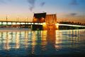 جسر ألكسندر نڤسكي في سانت پطرسبورگ أثناء الليل الأبيض.