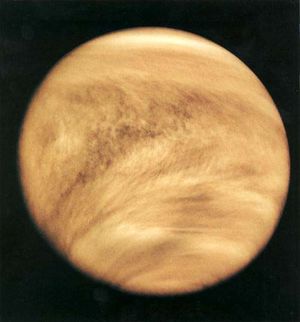 تركيب السحاب في الغلاف الجوي للزهرة عام 1979، كما وفره الرصد بالأشعة فوق البنفسجية بواسطة المسبار پيونير. تتخذ السحب شكل حرف V بسبب سرعة الرياح العالية حول خط الإستواء.