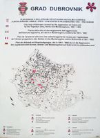 في المراحل الأولى من الحرب، تعرضت المدن الكرواتية لقصف شديد من الجيش الشعبي اليوغسلاڤي. أضرار القصف في دوبروڤنيك: شارع سترادون في المدينة المسورة (يسار) وخريطة المدينة المسوّرة بالأضرار مُبينة (يمين)