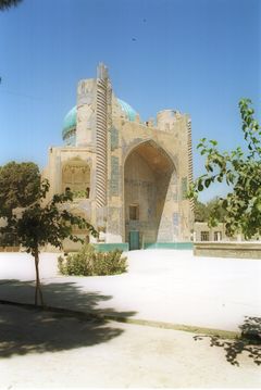 أطلال مسجد سبز ("المسجد الأخضر")، سمي بهذا الاسم للون قبته (في يوليو 2001).