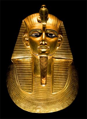 قناع الدفن الذهبي للملك پسوسنـِّس الأول، اكتشفه في 1940 پيير مونتيه