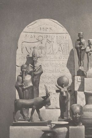 في الخلفية، شوشنق الخامس واقفاً أمام عجل أپيس في نصب من السنة 37 لحكم شوشنق الخامس