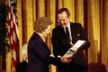 رئيسة وزراء بريطانيا السابقة مارگرت ثاتشر receiving the Presidential Medal of Freedom from President جورج هـ.و. بوش في 1991
