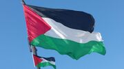 علما فلسطين يحلقان.