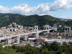 Genova-panorama dal santuario di ns incoronata3.jpg
