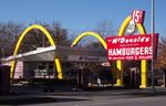 The site of the first McDonald's to be franchised by Ray Kroc is now a museum in Des Plaines, إلينوي. The building is a replica of the original, which was the ninth McDonald's restaurant.