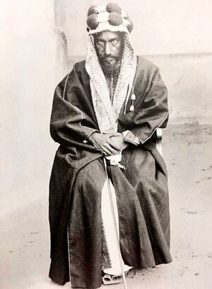 صورة لعبد الرحمن بن فيصل جالسًا ويرتدي الزي العربي التقليدي