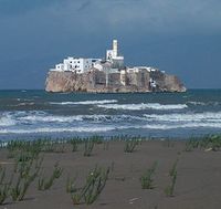 صخرة الحسيمة كما تبدو من الشاطئ المغربي