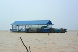 Floating basketball court