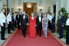 من اليسار إلى اليمين: الرئيس الأمريكي رونالد ريگان، زوجته نانسي، الرئيس المكسيكي ميگل دي لا مدريد وزوجته پالوما كورديرو في كروس هول، البيت الأبيض، خلال مأدبة عشاء رسمية.