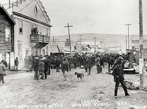 Crowd in line for mail at Dawson post office, 1899