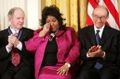 "The Queen of Soul" أريثا فرانكلن wipes a tear after being honored with the Presidential Medal of Freedom alongside historian Robert Conquest, left, and economist ألان گرينسپان في 9 نوفمبر 2005.