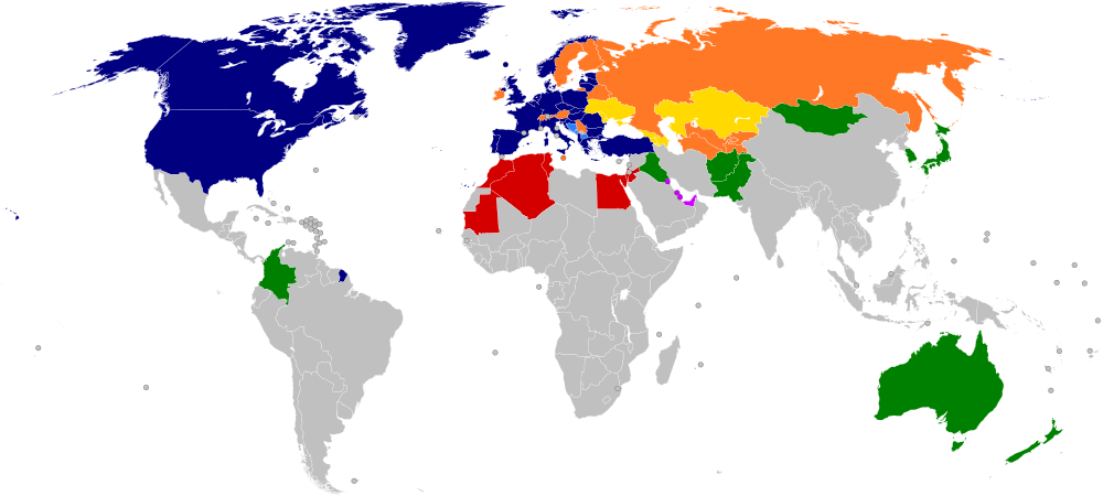 خريطة العالم بالدول باللون الأزرق، والسماوي، والبرتقالي، والأصفر، والأرجواني، والأخضر، بناءً على انتمائهم إلى الناتو.