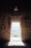 أمثلة على ثولوس، خارج قلعة موكناي: كنز أتريوس، المنظر الخارجي (يسار)، مقبرة كليتمنسترا، المنظر الداخلي (يمين)