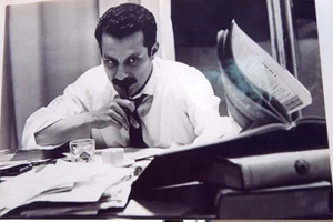 غسان كنفاني في مكتبه