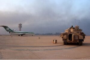 دبابة أميركية على مدرج مطار بغداد بعد مقاومة عنيفة من الجيش العراقي استمرت أياما في أبريل-نيسان 2003 (غيتي).jpg
