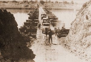 جسر لعبور الدبابات أثناء معركة سيناء، احدى معارك حرب أكتوبر 1972.
