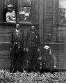 ثلاث جنود ميليشيا من اللاظ ومواطنان من اللاظ، 1918.