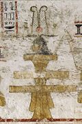 معبد بئر الشغالة 1، عمود جد يعلوه رأس انسان لتبجيل أوزوريس.
