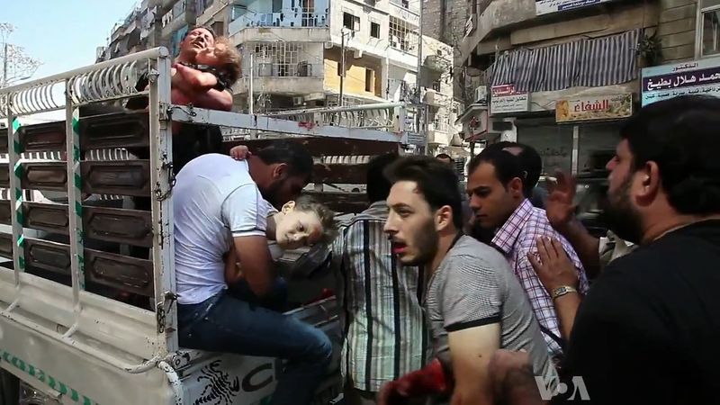 ملف:Wounded civilians arrive at hospital Aleppo.jpg