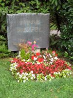 قبر ڤرفل في Zentralfriedhof، ڤيينا.