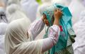 أم تلبس انتها الحجاب قبل صلاة عيد الاضحى في جاكرتا
