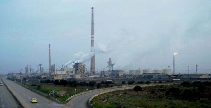 ملف:Oil refinery in Homs, 2010.jpg