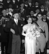 حفل زفاف الأميرة فوزية ومحمد رضا بهلوي. من اليسار إلى اليمين: الملك فاروق من مصر (شقيق العروس)، الأميرة فوزية (العروس) وولي عهد إيران (العريس).