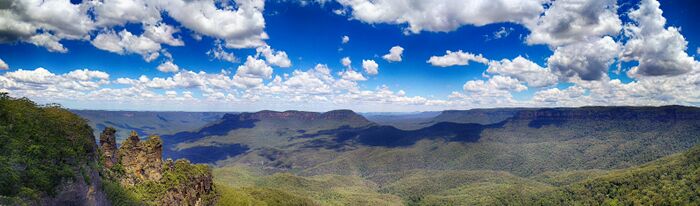 View of Jamison Valley from north escarpment, outside Katoomba: Three Sisters far left; Mount Solitary left of centre; Narrowneck Plateau, far right