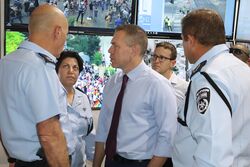 إردان يزور مركز مراقبة للشرطة أثناء مسيرة الفخر 2019 في القدس، مع مفوض الشرطة موتي كوهن وقائد منطقة القدس، دورون يعديد.