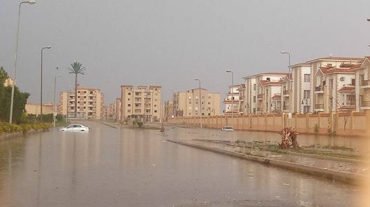 شارع في القاهرة الجديدة غمرته مياه الأمطار.