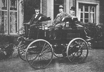 سيارة كهربائية مبكرة بناها توماس پاركر، صورة من عام 1895.[42]