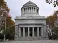 Grant's Tomb is a major tourist attraction في منهاتن العليا