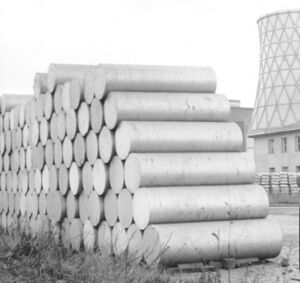 Extrusion billets of aluminium piled up أمام مصنع