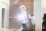 تدمير تمثال آشوري بمتحف الموصل.