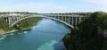 The Rainbow Bridge across the Niagara River, connecting Canada (left) to the الولايات المتحدة (right). The parabolic arch is in compression, and carries the weight of the road.