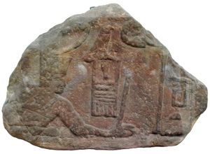 قطعة من لوحة صخرية تمثل سع نخت يوجه ضربة لعدو، تم العثور عليها في سيناء، ومعروضة حالياً في المتحف البريطاني تحت رقم EA 691.