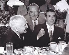 زعيم الأغلبية بمجلس الشيوخ الأمريكي ليندون جونسون والرئيس الأمريكي السابق هاري ترومان يتناولان العشاء برفقة الرئيس المكسيكي أدولفو لوپيز ماتيوس عام 1959.