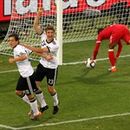 ألمانيا تفوز على إنگلترة 4-1 في كأس العالم لكرة القدم 2010.
