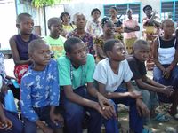 شاب من الكونگو وآخرون بالغين في كنشاسا، جمهورية الكونغو الديمقراطية.